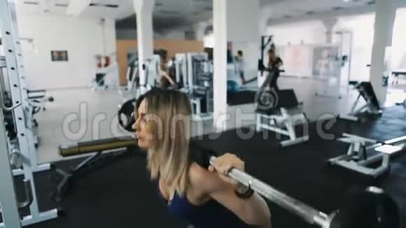 有身体的女孩在健身房做杠铃运动健康的生活方式视频的预览图