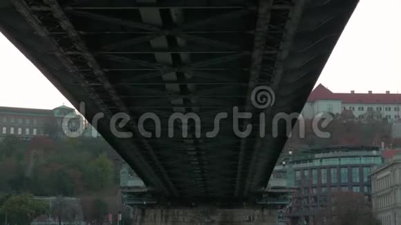 布达佩斯的Szechenyi链桥视频的预览图