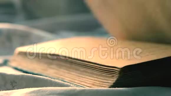 翻过床单一本老式的书特写躺在一个平坦的表面上视频的预览图