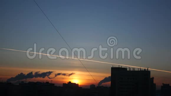 晚上橙色日落背景是黑色城市建筑和烟斗3840x21604k视频的预览图