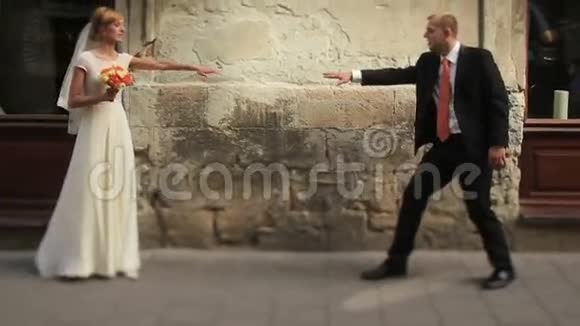 新婚夫妇在老利沃夫市的大街上玩得开心视频的预览图