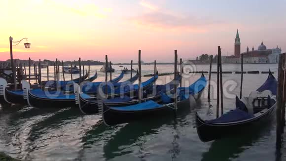 早上在圣马可湾停泊的贡多拉斯的景色威尼斯视频的预览图