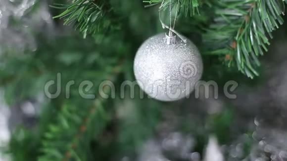 圣诞节和新年的背景是圣诞球和圣诞树视频的预览图