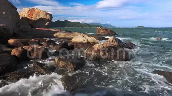 海上冲浪波浪在岩石和悬崖上破碎越南芽庄视频的预览图