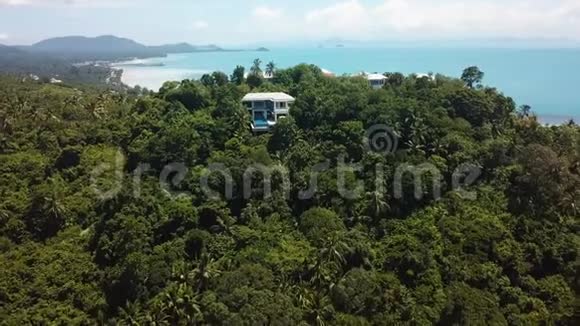 热带岛的私人别墅鸟瞰图视频的预览图