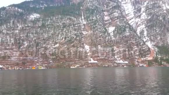 来自奥地利湖的霍尔斯塔特和达赫斯坦山脉全景视频的预览图