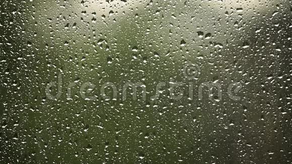 夏天窗户上的雨滴视频的预览图