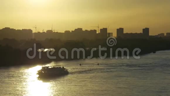 雷纳在日落时漂浮在河上视频的预览图