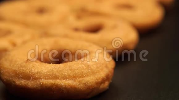 一排甜甜圈的焦点变化视频的预览图