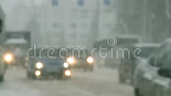 降雪时汽车在城里行驶视频的预览图