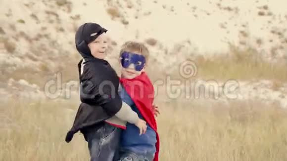 两个穿着超级英雄的男孩在视频的预览图