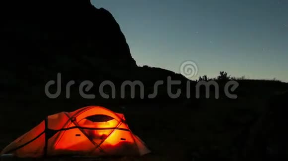 夜晚时分月亮在帐篷上方移动视频的预览图