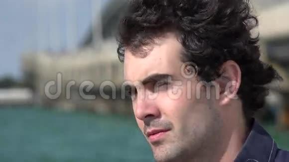 人梳理头发近海洋视频的预览图