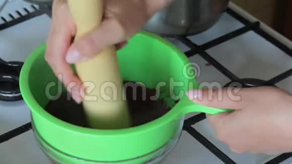 一个女人把煮好的糖煮的蔓越莓用香菜揉搓为棉花糖准备土豆泥视频的预览图