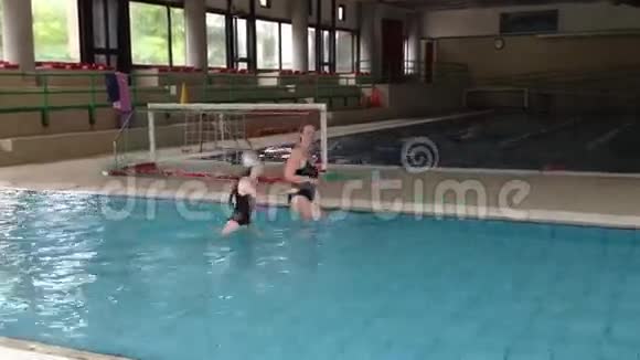 可爱的女孩和莫诺芬在游泳池里游泳视频的预览图