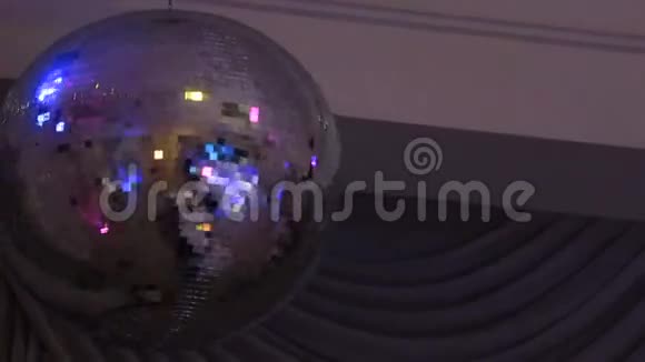 镜面迪斯科球天花板上有光反射视频的预览图