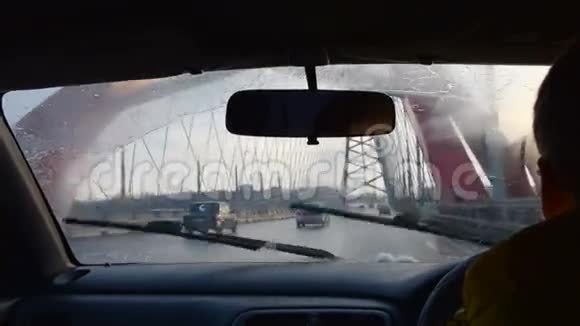人驾驶汽车过桥视频的预览图