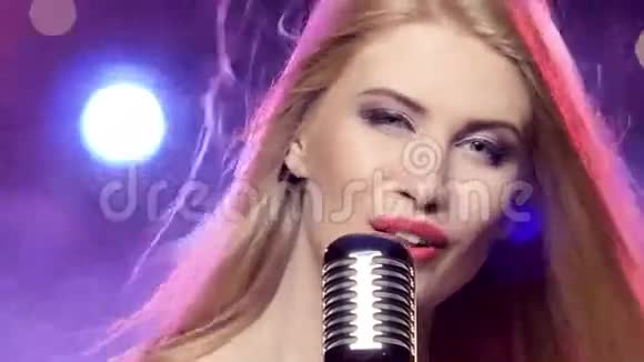 魅力歌手女孩与复古麦克风长金发发展视频的预览图