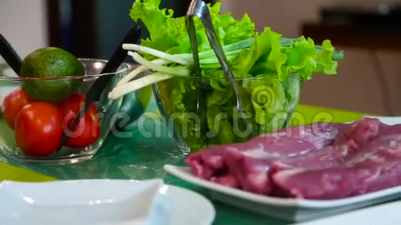 桌上放着嫩肉和蔬菜视频的预览图