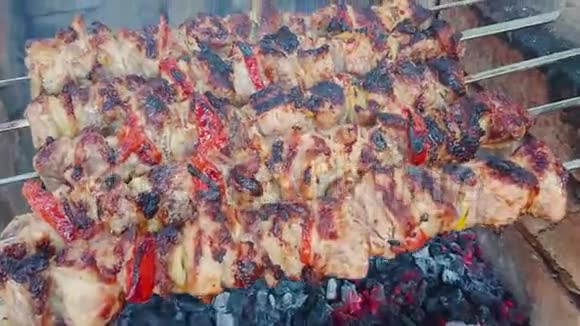 在煤里煮烧烤猪肉烤肉垃圾食品视频的预览图