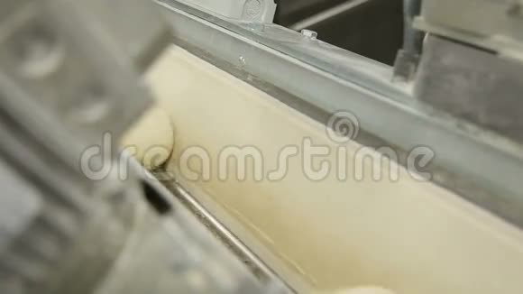 面包的自动化生产面包店的传送带烘焙设备带面团的输送机糖果视频的预览图