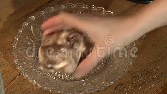 装饰师把蛋糕放在水晶盘子里视频的预览图