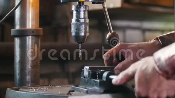 铁匠在工作的电钻机金属刨花视频的预览图