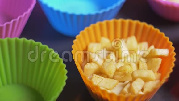 用苹果做小蛋糕松饼倒在硅胶托盘里在松饼烘焙中加入面团蛋糕视频的预览图