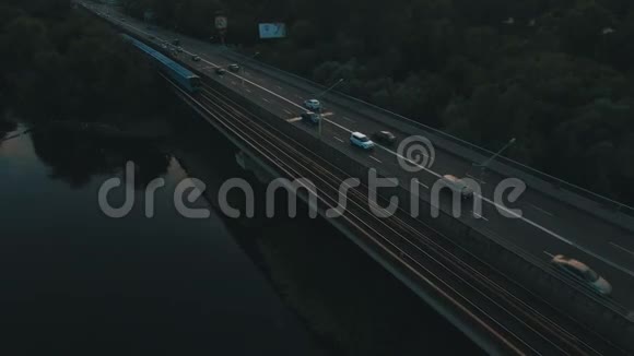 地铁和汽车桥黄昏时分空中无人机拍摄的城市景观视频的预览图