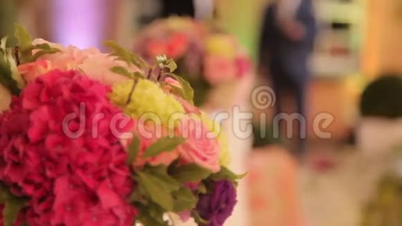 婚礼上的红花婚礼花束视频的预览图
