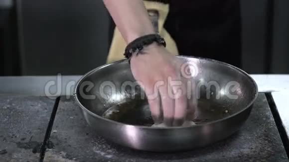 专业厨房里的炸薯条视频的预览图
