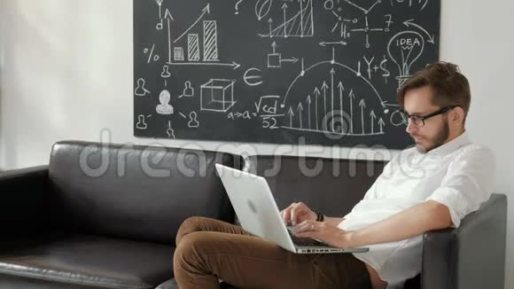 技术和生活方式概念男人在家里用笔记本电脑工作视频的预览图