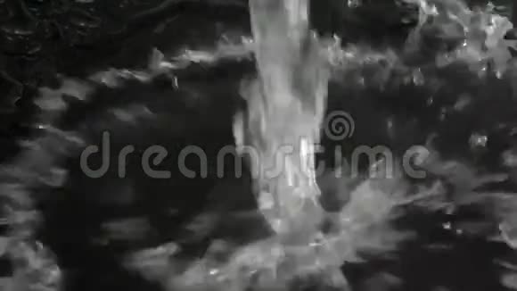 水流撞击暗面的慢运动视频视频的预览图