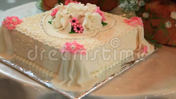 白色和粉红色玫瑰装饰的结婚蛋糕视频的预览图