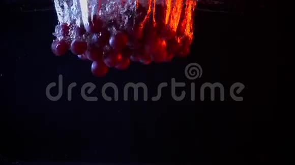 红葡萄在水中溅出特别慢镜头视频的预览图
