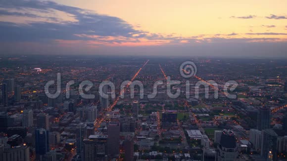 从上面的芝加哥晚上惊人的鸟瞰视频的预览图