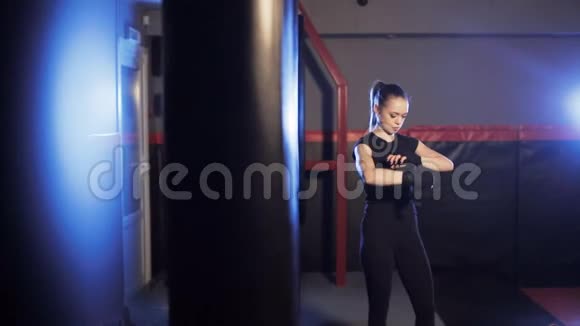 女拳击手把手包在拳击馆里视频的预览图