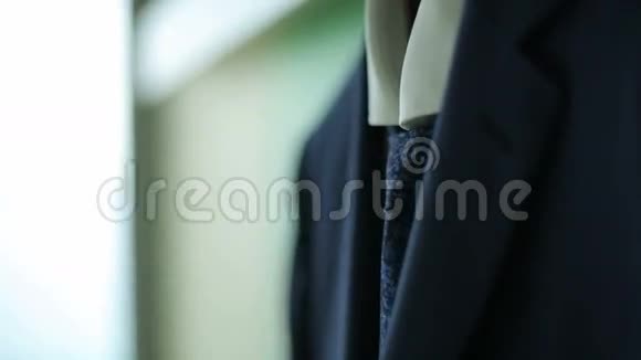 男式西装挂在衣架上视频的预览图