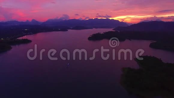 生动的紫色湖泊日落视频的预览图