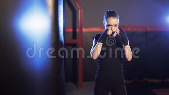 年轻女子在拳击馆打拳影子拳击视频的预览图