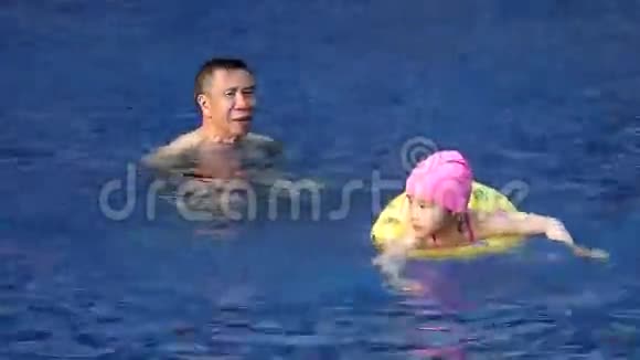 带着爷爷游泳的中国小女孩视频的预览图