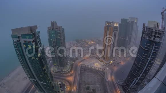 西湾地区的天际线从多哈的顶部白天到夜间时间推移卡塔尔视频的预览图