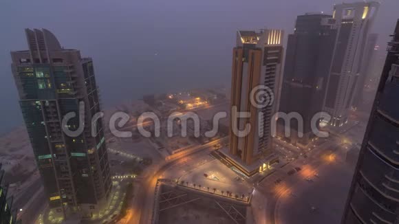 西湾地区的天际线从多哈的顶部白天到夜间时间推移卡塔尔视频的预览图