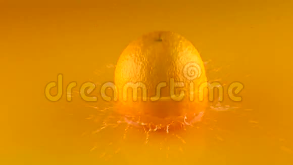 橙色击中橙汁表面分裂成一半慢速视频视频的预览图