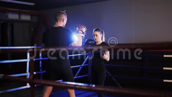 女拳击手做焦点手套视频的预览图