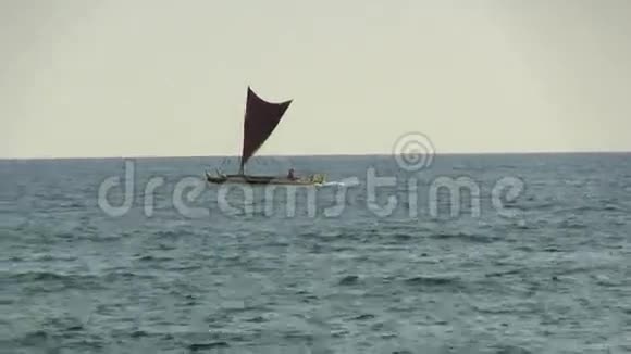 三角帆船在海洋上的双独木舟夏威夷帆船视频的预览图