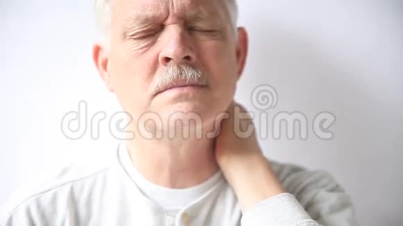 脖子僵硬的老人视频的预览图