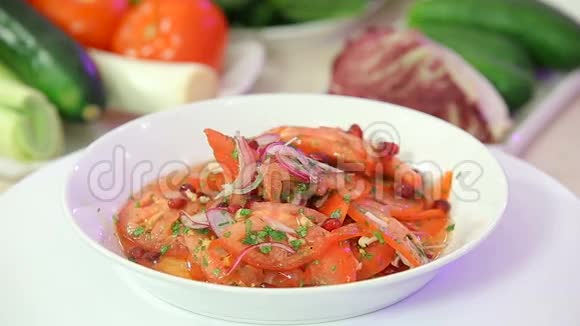 新鲜健康沙拉和西红柿及洋葱视频的预览图