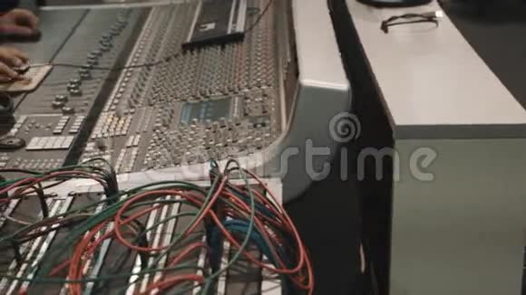 人手用电脑鼠标在音乐混合控制台与许多电线视频的预览图