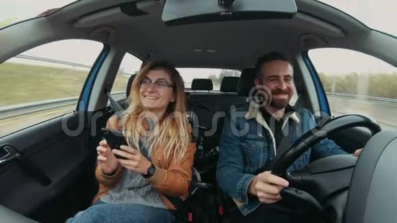 可爱的时髦夫妇开车去旅行视频的预览图